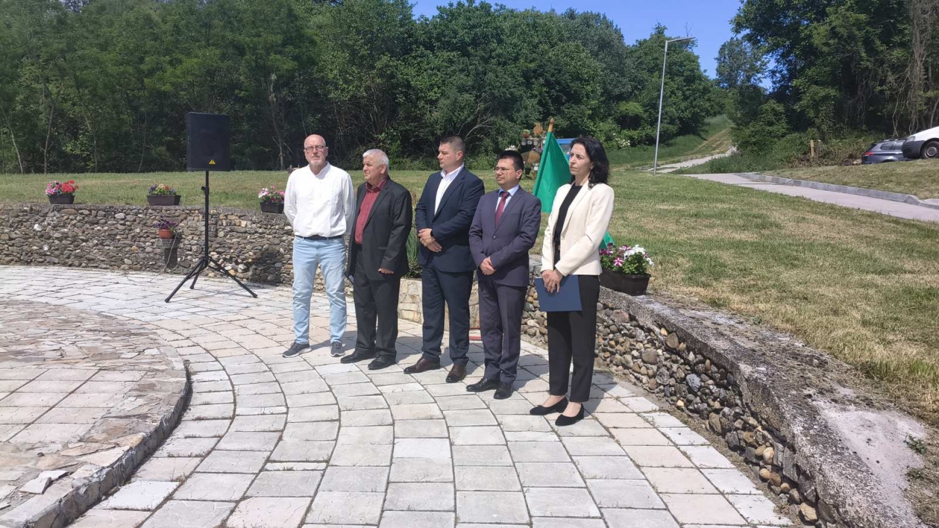 The Deputy regional governor laid flowers in front of the newly built bust - monument in Gramada municipality 